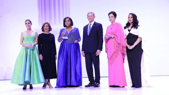Entregan Premio al Emigrante Dominicano Sr. Oscar de la Renta al líder comunitario Augusto Taveras