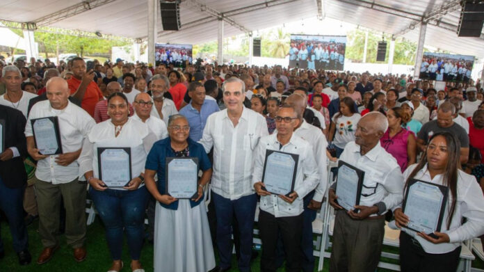 Abinader entrega 3,100 títulos de propiedad a familias en Palmarejo-Villa Linda