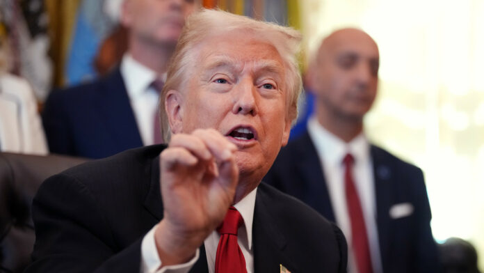 Trump se siente en la "obligación" de demandar a la BBC por difamación