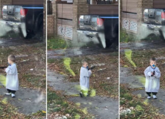 Un bebé pasea con una pistola en las manos
