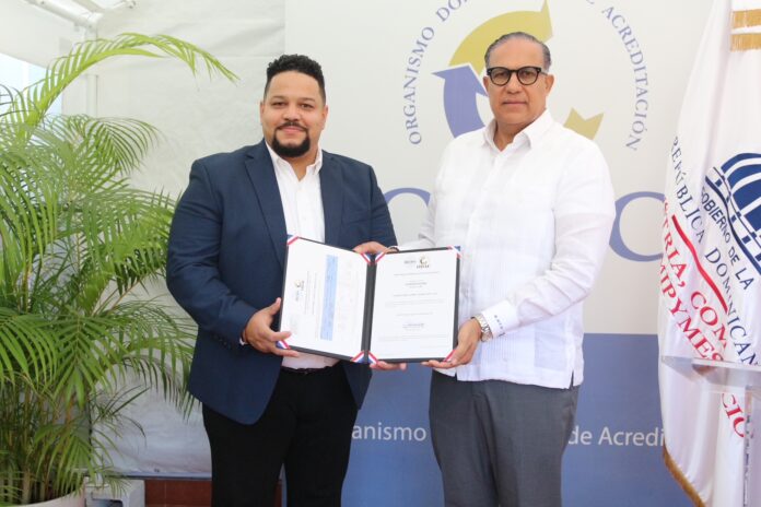 Carlos Eves, director del sistema de producción de Adme Calibration y Ángel David Taveras Difo, director ejecutivo del ODAC