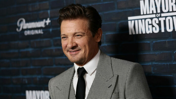 Jeremy Renner es acusado de acoso por una directora de cine