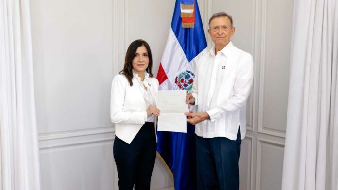 Leah Francis Campos presenta copias de estilo de sus cartas credenciales al canciller Álvarez