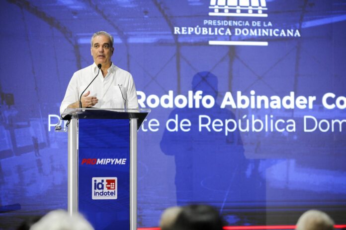 Abinader encabeza entrega de RD$150 millones en créditos para 630 mipymes en DN