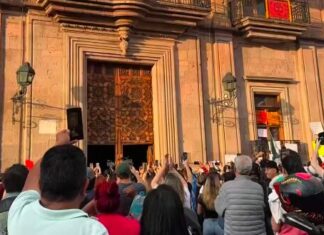 Manifestantes toman violentamente palacio de Gobierno tras el asesinato de alcalde en México