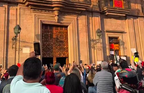 Manifestantes toman violentamente palacio de Gobierno tras el asesinato de alcalde en México