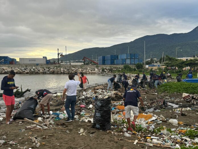 Mitur realiza jornada de limpieza de plásticos en playa de Puerto Plata