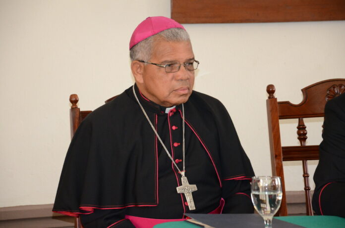 Monseñor Ozoria Acosta anuncia fue suspendido por mala administración