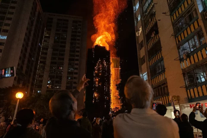 Primeros arrestos en Hong Kong tras infernal incendio que dejó decenas de muertos y desaparecidos