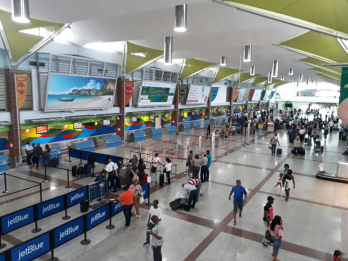 Abinader afirma que Aerodom está "en proceso" de pagar la multa por el apagón en el AILA