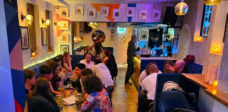 Bar prohíbe la entrada a las personas solas y desata la polémica