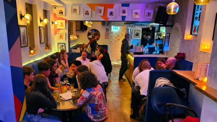 bar prohíbe la entrada a las personas solas y desata la polémica
