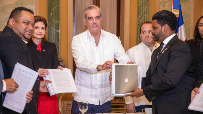 Presidente Abinader respalda pacto nacional contra la violencia de género