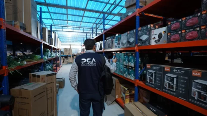 Aduanas interviene dos tiendas chinas en Azua