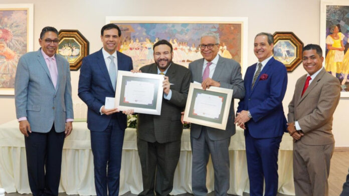 Cultura entrega premios anuales de Literatura e Historia 2025