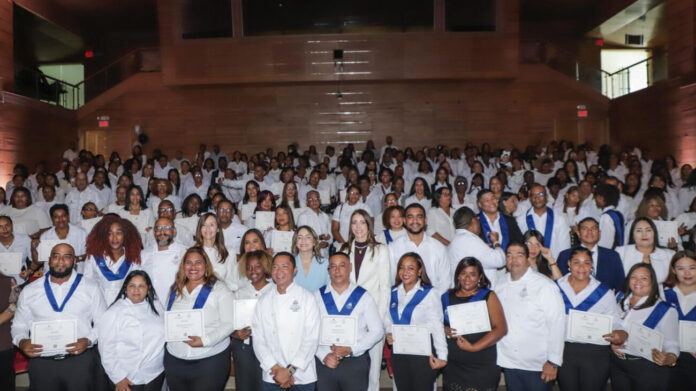 Desarrollo Social Supérate gradúa 300 estudiantes del CSGS de Boca Chica