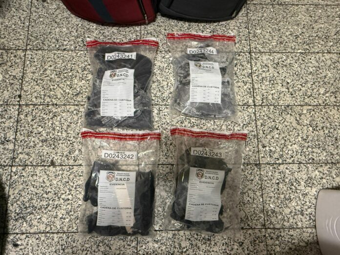 Detienen a extranjera en el AILA con cuatro paquetes de cocaína