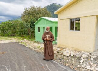 Fundación Futuro Cierto entrega casas en Elías Piña