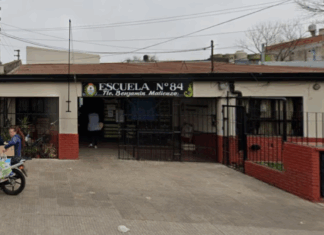 Una maestra recibe una brutal golpiza por la madre de una alumna y podría perder un ojo