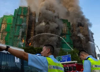 Suben a 83 los muertos en el incendio en torres de apartamentos en Hong Kong
