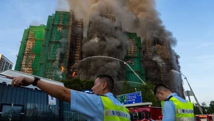 Suben a 83 los muertos en el incendio en torres de apartamentos en Hong Kong