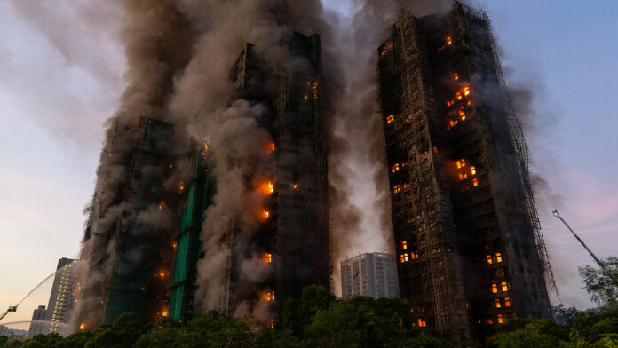 Incendio devora varios rascacielos residenciales en Hong Kong
