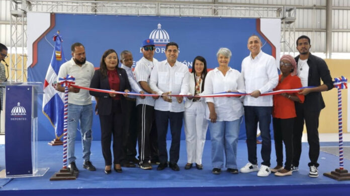 Kelvin Cruz inaugura multiuso en Ramón Santana, San Pedro de Macorís