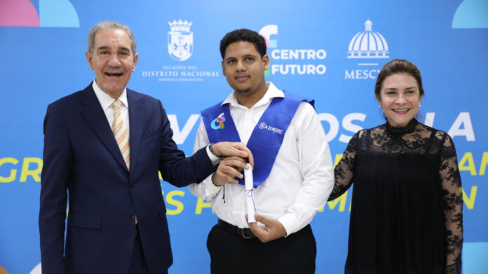 Mescyt gradúa a 41 jóvenes en inglés por inmersión en Cristo Rey