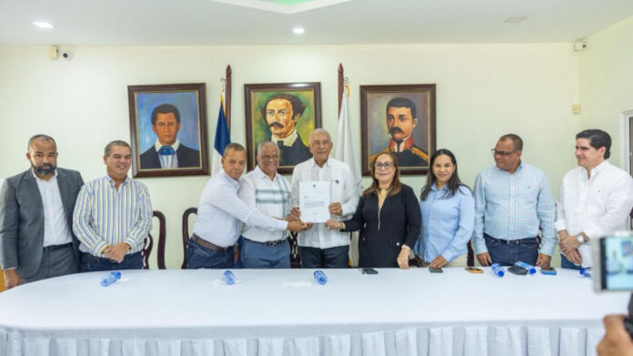 Gobierno entrega más de RD 50 millones para impulsar infraestructuras en Licey al Medio