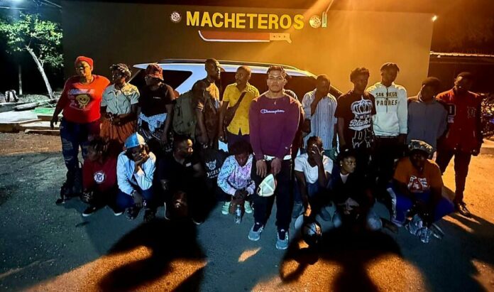 Ejército intercepta jeepeta con 18 haitianos indocumentados