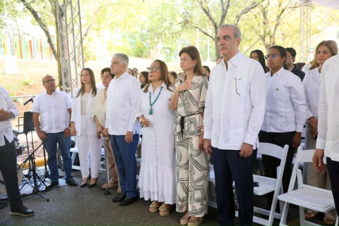 Abinader y Raquel Peña comparten villancicos navideños con familias del entorno Casa Presidencial de Santiago