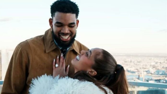 Karl Towns se compromete con su novia Jordyn Woods en Navidad