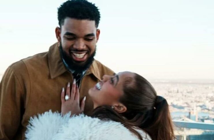 Karl Towns se compromete con su novia Jordyn Woods en Navidad