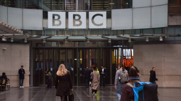 Trump golpea a la BBC con una multimillonaria demanda