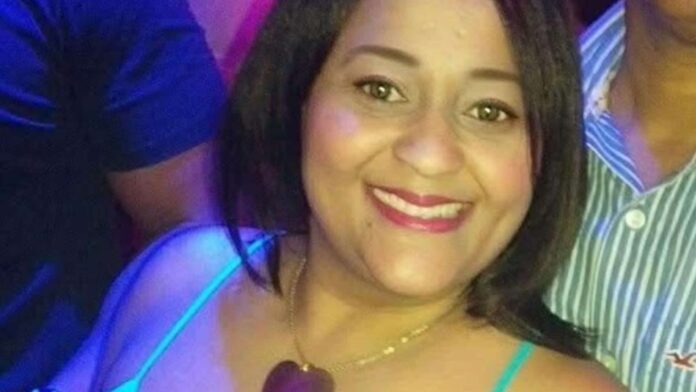 Ultiman a tiros a mujer mientras transitaba en un vehículo en Villa Mella