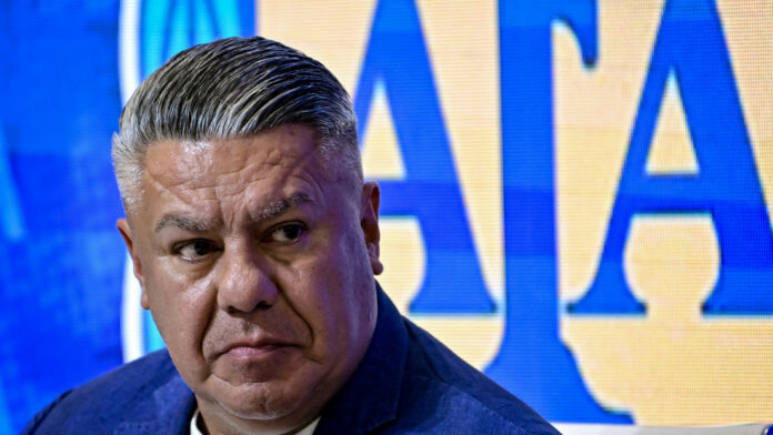 Un megaoperativo de allanamientos sorprende al fútbol argentino