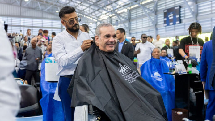 Abinader sostiene encuentro nacional con 1,000 peluqueros