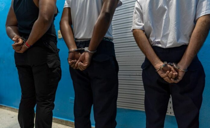 Autoridades arrestan tres hombres y desarticulan red de narcotráfico operaba en el AILA
