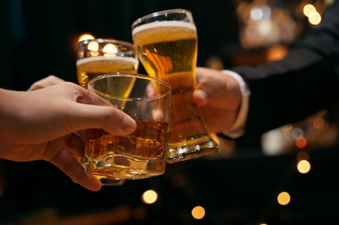 Demasiado consumo de alcohol contribuye al riesgo de cáncer, según un estudio