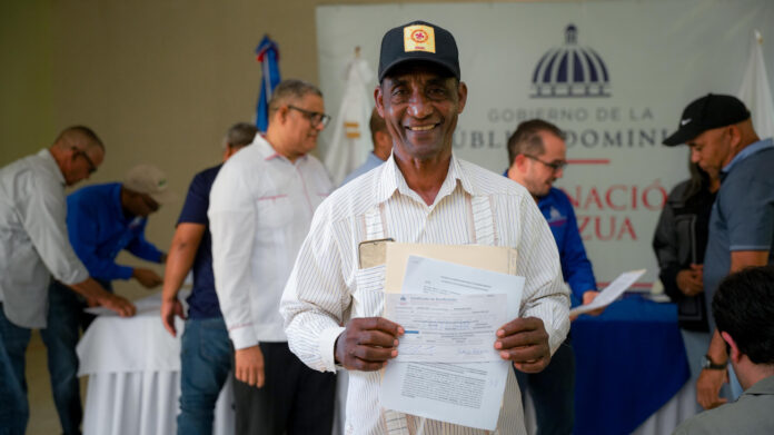 36 productores de Azua reciben más de RD 20 millones para tecnificar sus predios