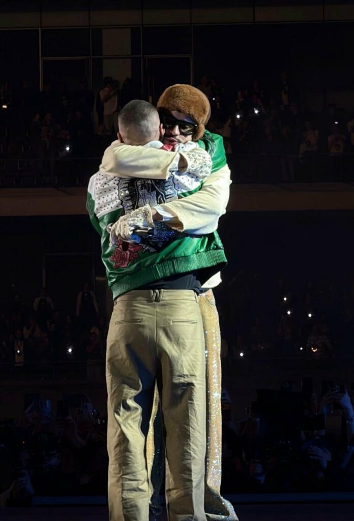 J Balvin y Bad Bunny se reconcilian en el último concierto en México