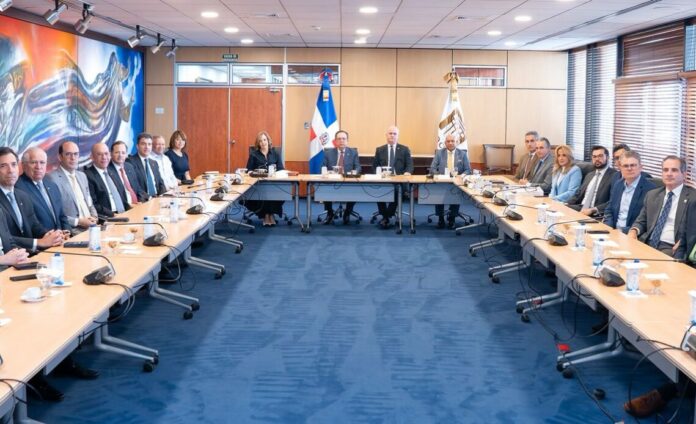 Valdez Albizu sostiene encuentro con presidentes de bancos múltiples