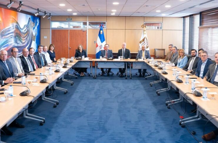 Valdez Albizu sostiene encuentro con presidentes de bancos múltiples
