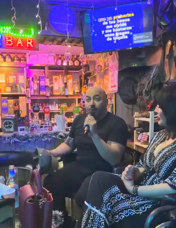 Lupillo Rivera es captado cantando en karaoke de un bar en RD