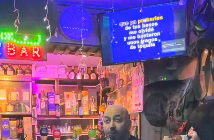 Lupillo Rivera es captado cantando en karaoke de un bar en RD