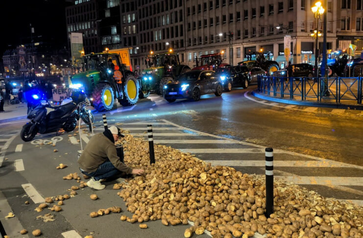 Ciudadanos de Bruselas sacan provecho de las papas antidisturbios