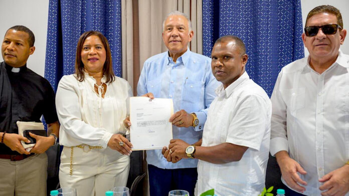 Gobierno entrega certificaciones para obras comunitarias en Monseñor Nouel