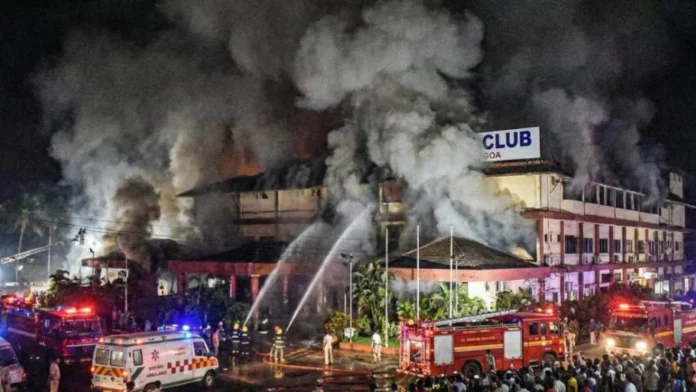 Al menos 25 muertos tras incendio en club nocturno en la India