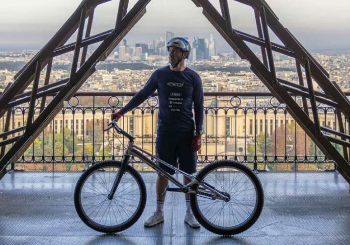 Un ciclista bate récord al subir la Torre Eiffel en bicicleta