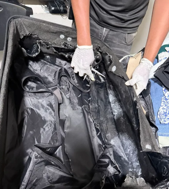 Arrestan en Las Américas a mujer que intentaba viajar a España con presunta cocaína